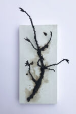 ca. 50 x 40 x 30 cm, Bitumen, Zweig, Öl auf Holz, 2022